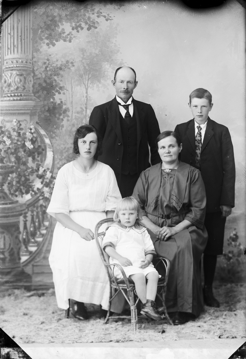 Skötsner-Edhlund, Ateljéporträtt - E Ström med familj, från Tulka, Häverö socken, Uppland 1923