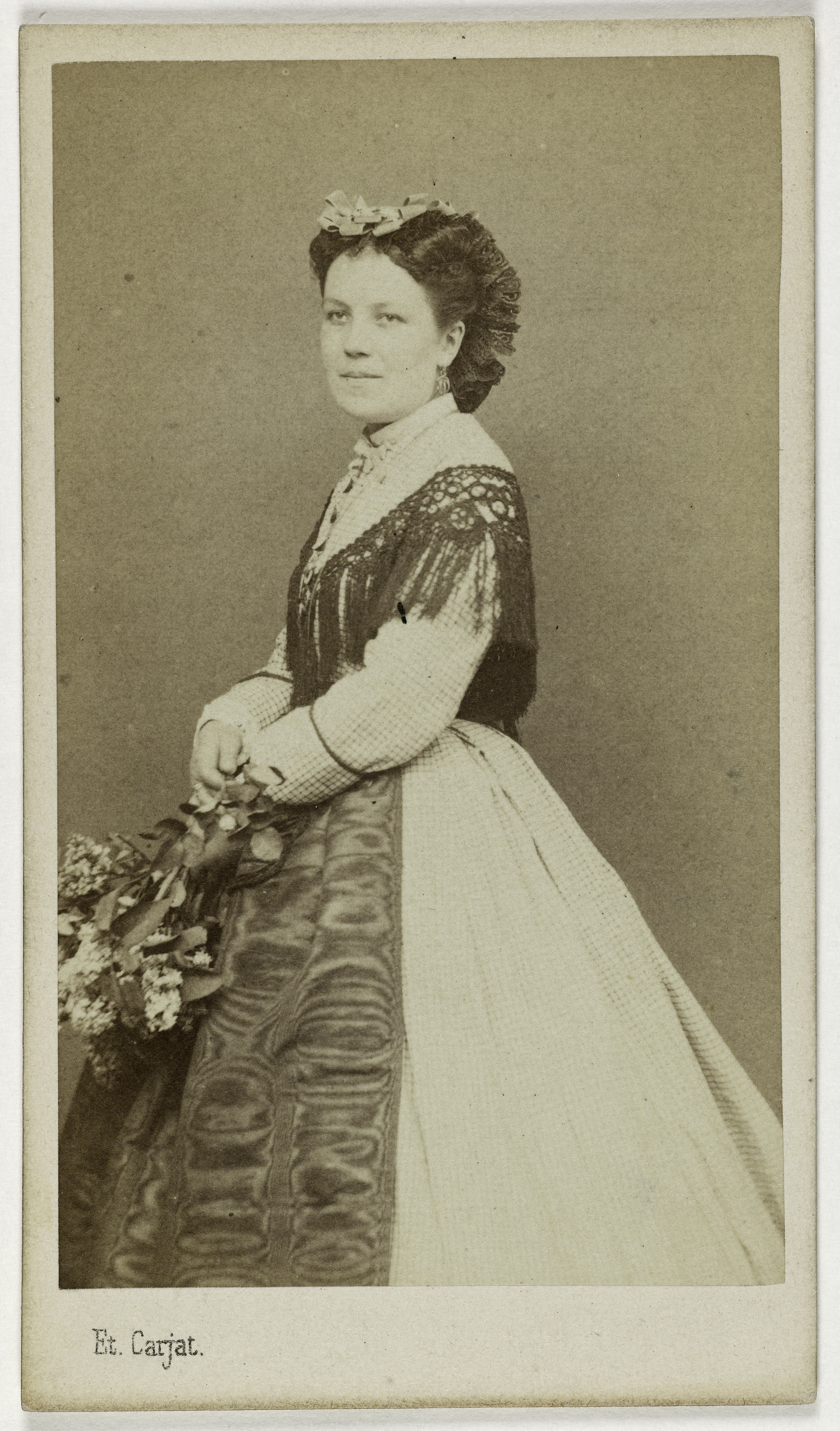 Carjat & Cie, Portrait d'Isabelle La Bouquetière (Isabelle Briaud, dite), (bouquetière de jockey club sous le 2nd Empire et jusqu'en 1875)