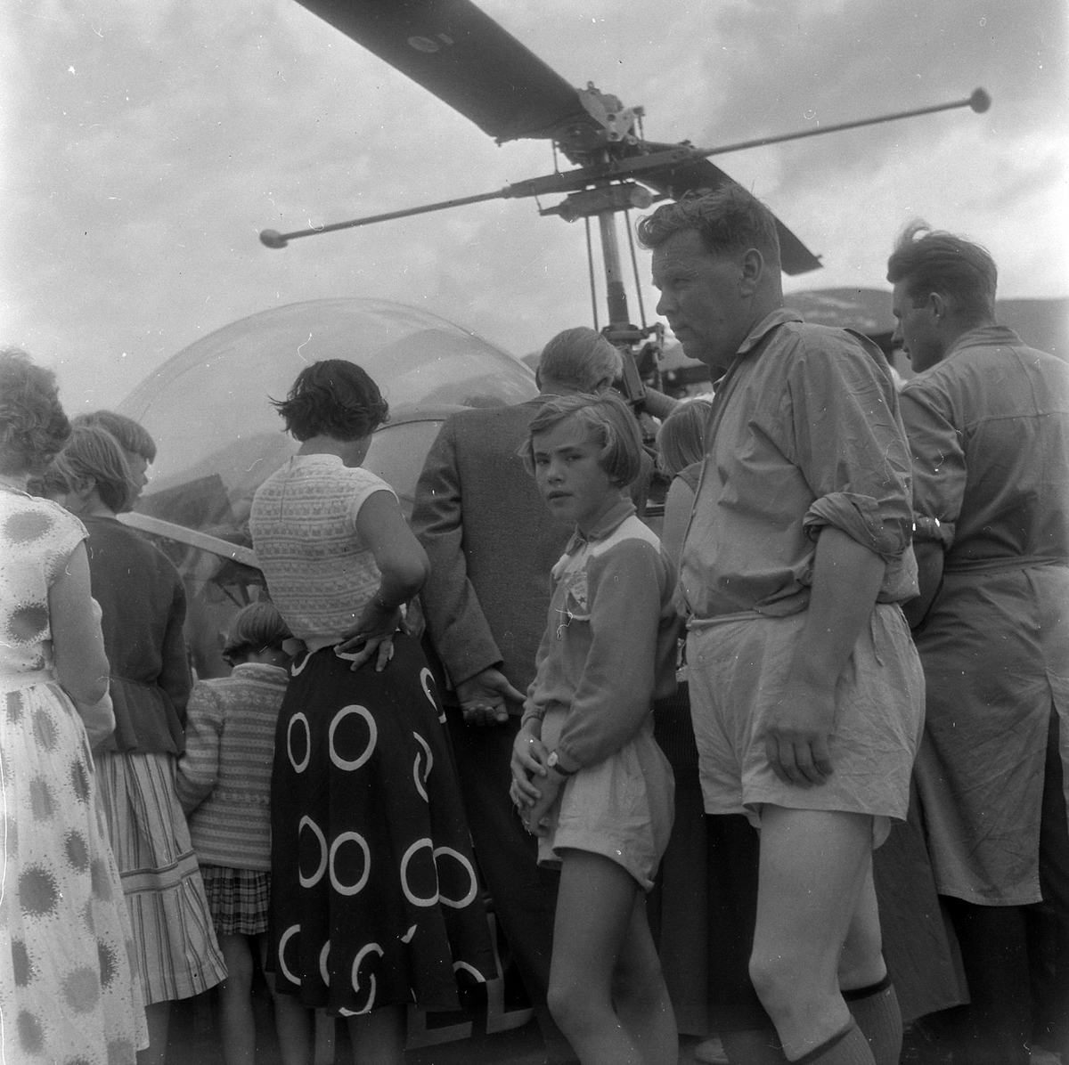 Adolf Skjegstad, Asbjørg og Adolf Skjegstad blant flere ukjente personer.