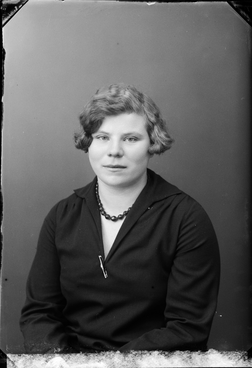 Skötsner-Edhlund, Ateljéporträtt - Eva Jansson från Marka, Harg socken, Uppland