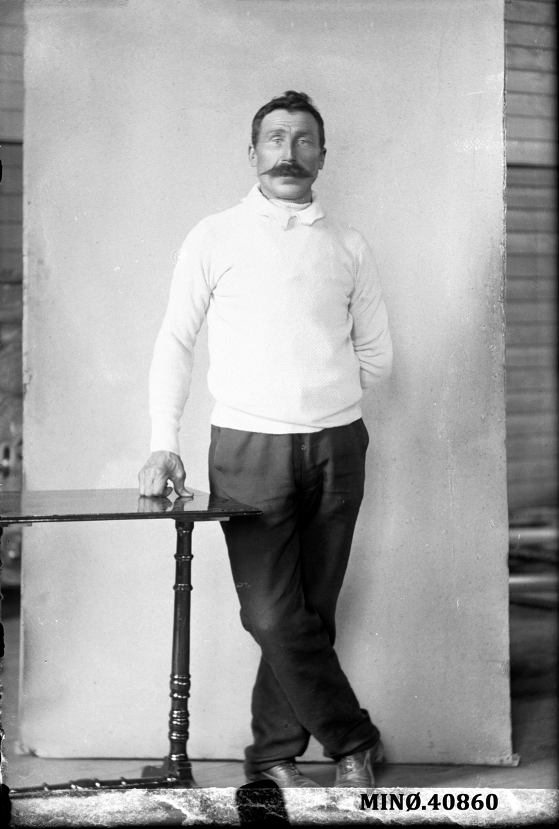 Oscar Holte, Portrett av mann - Ole H. Bakken