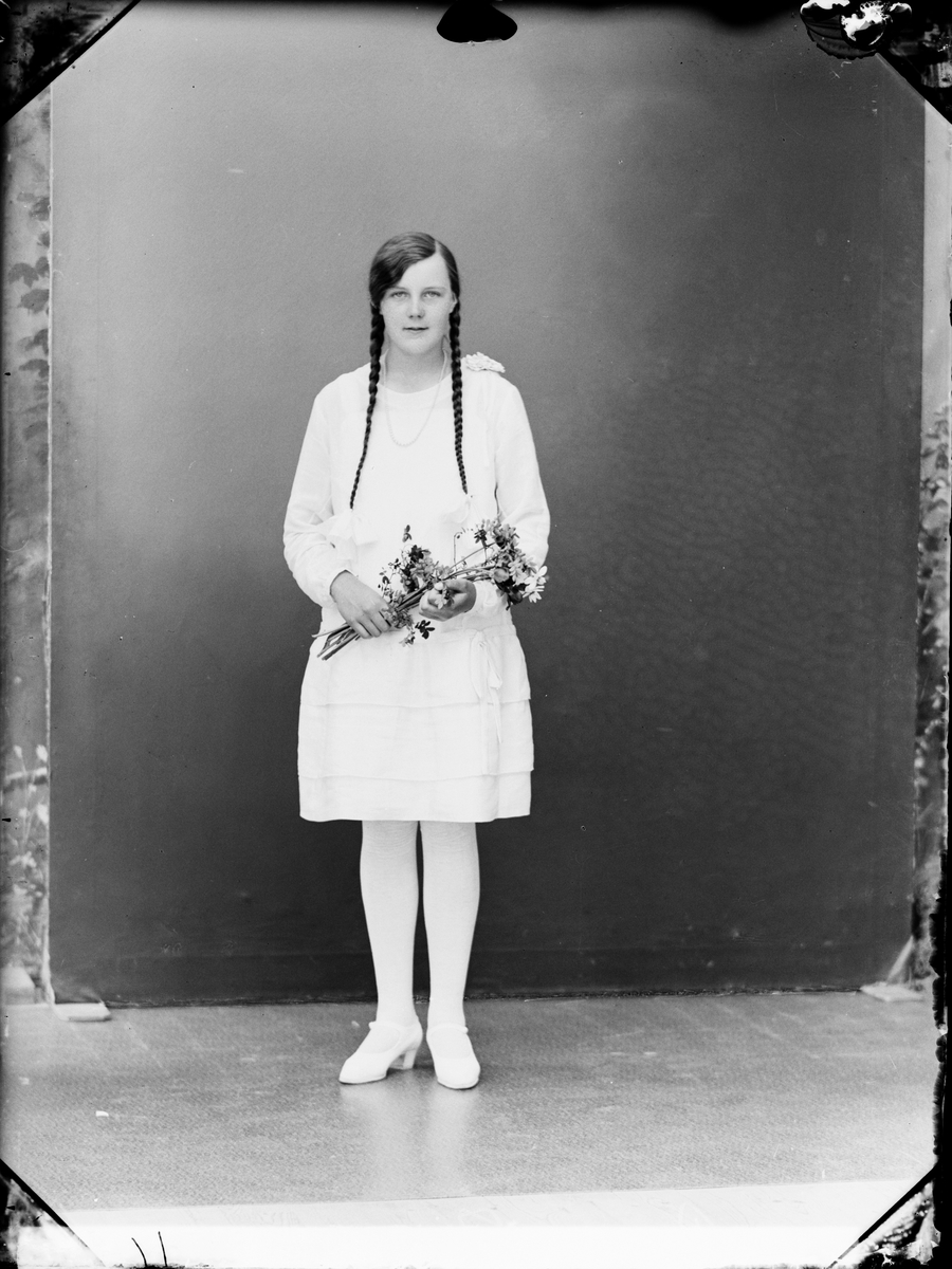 Skötsner-Edhlund, Ateljé Portrait - Greta Jansson from Färgärde, Uppland