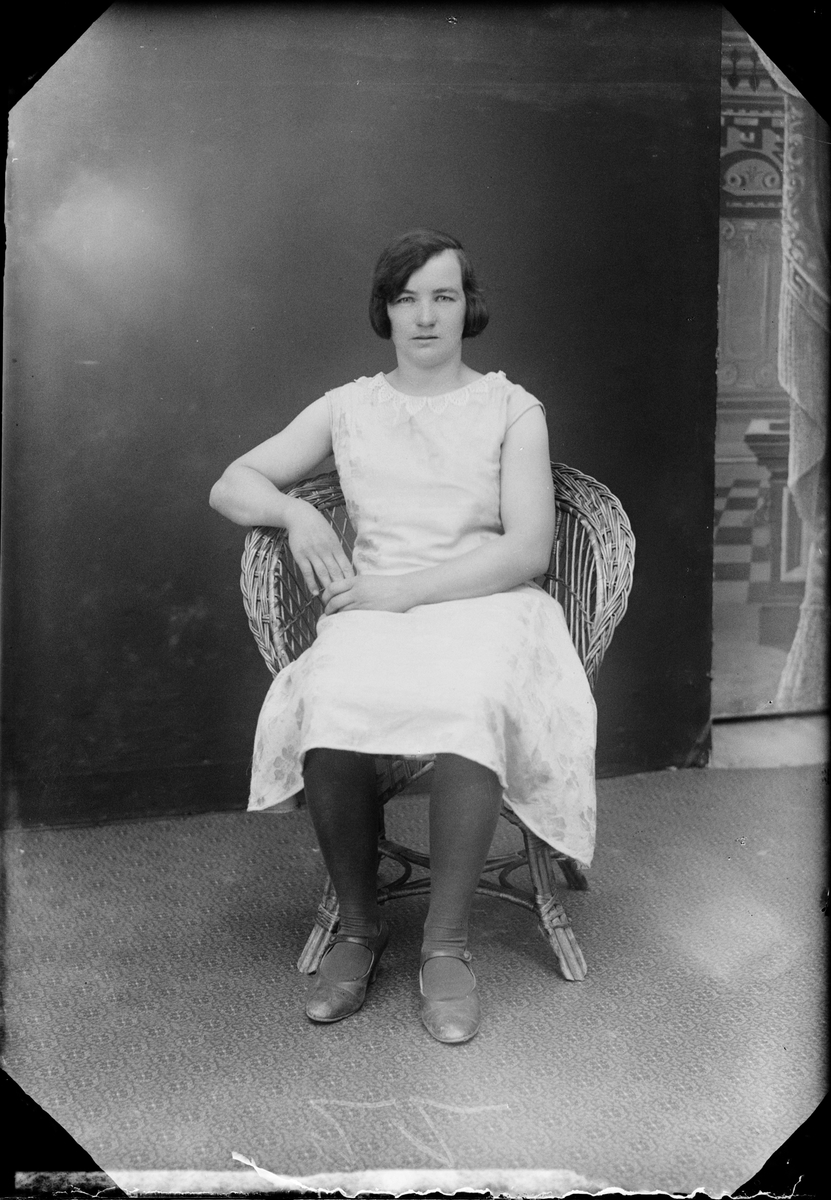 Skötsner-Edhlund, Ateljéporträtt - Aina Pettersson från Gimo, Skäfthammar socken, Uppland
