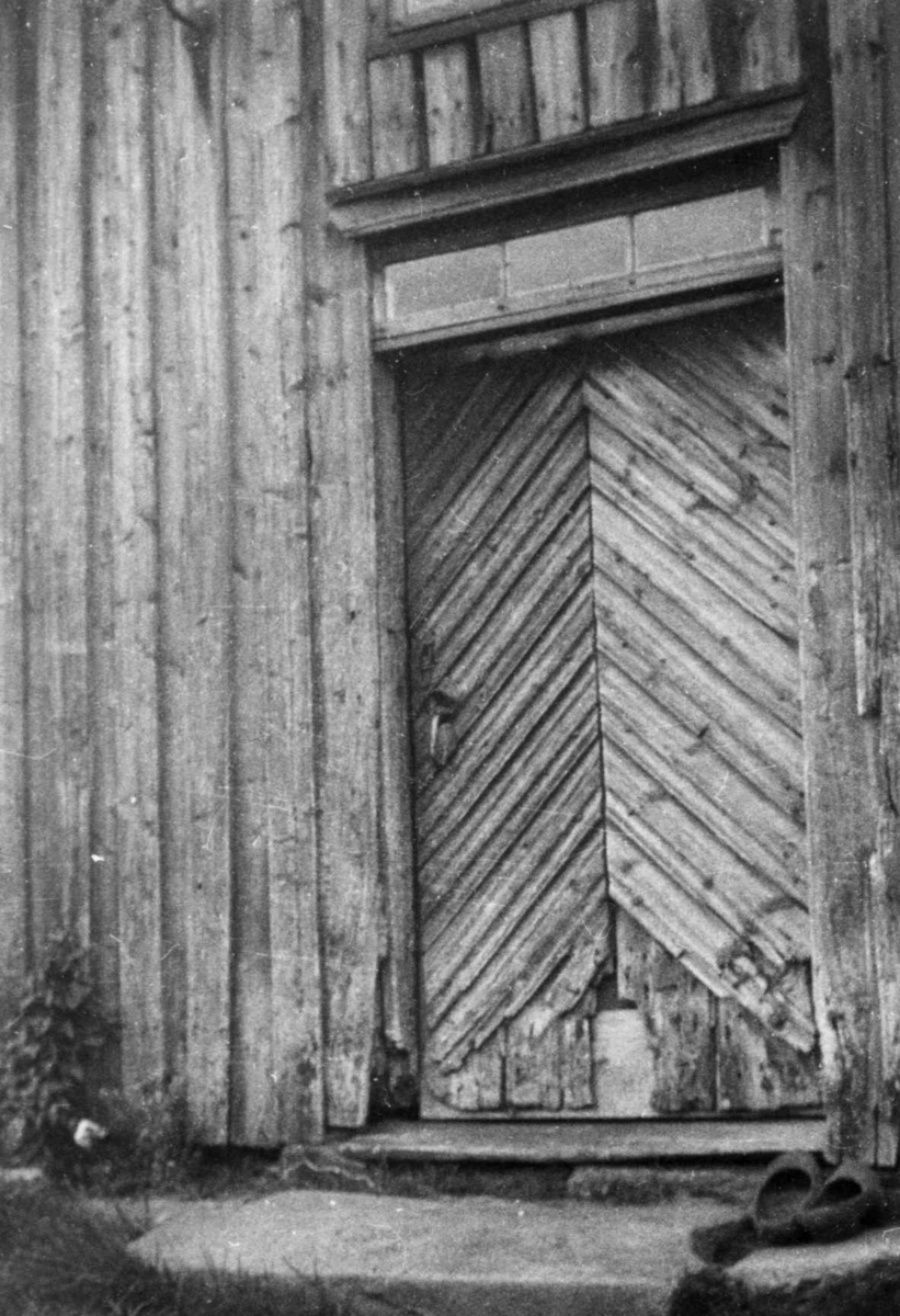 Anna Grostøl, Tresko på trappen til inngangsdøren. Eiken 1937.