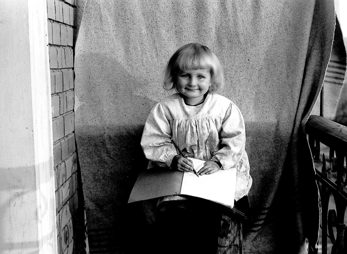 Axel Quinsgaard Wiborg, Gudrun Q. Wiborg på veranda i Meltzers gate 9, Oslo, 1899.