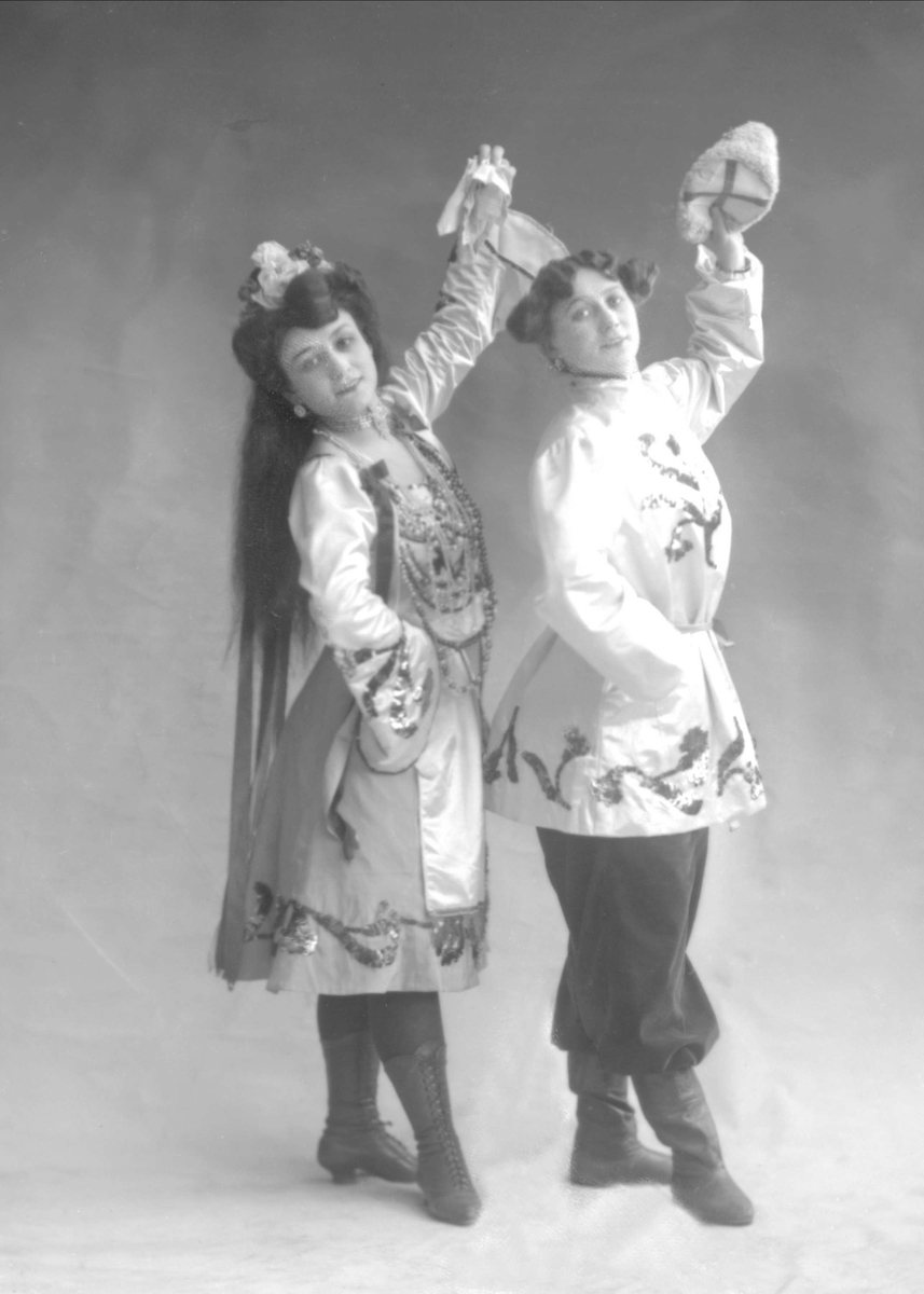 Gustav Borgen, Gruppeportrett, to unge kvinner. Dansere, Anita og Maria.