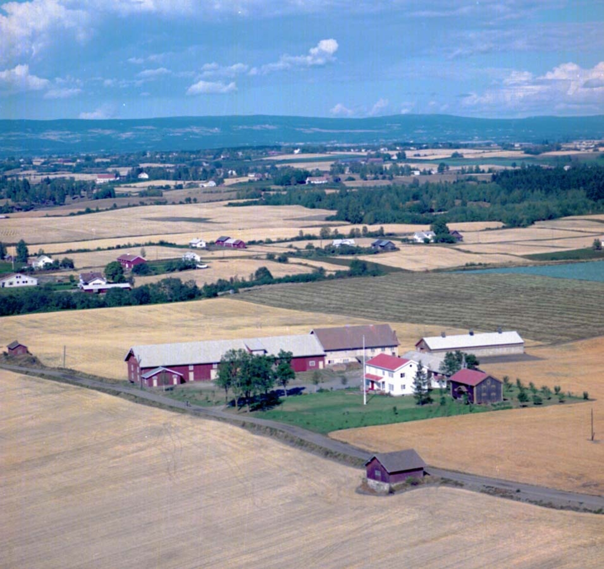 Widerøes Flyveselskap A/S, FLYFOTO KJEMSTAD GARD, STANGE