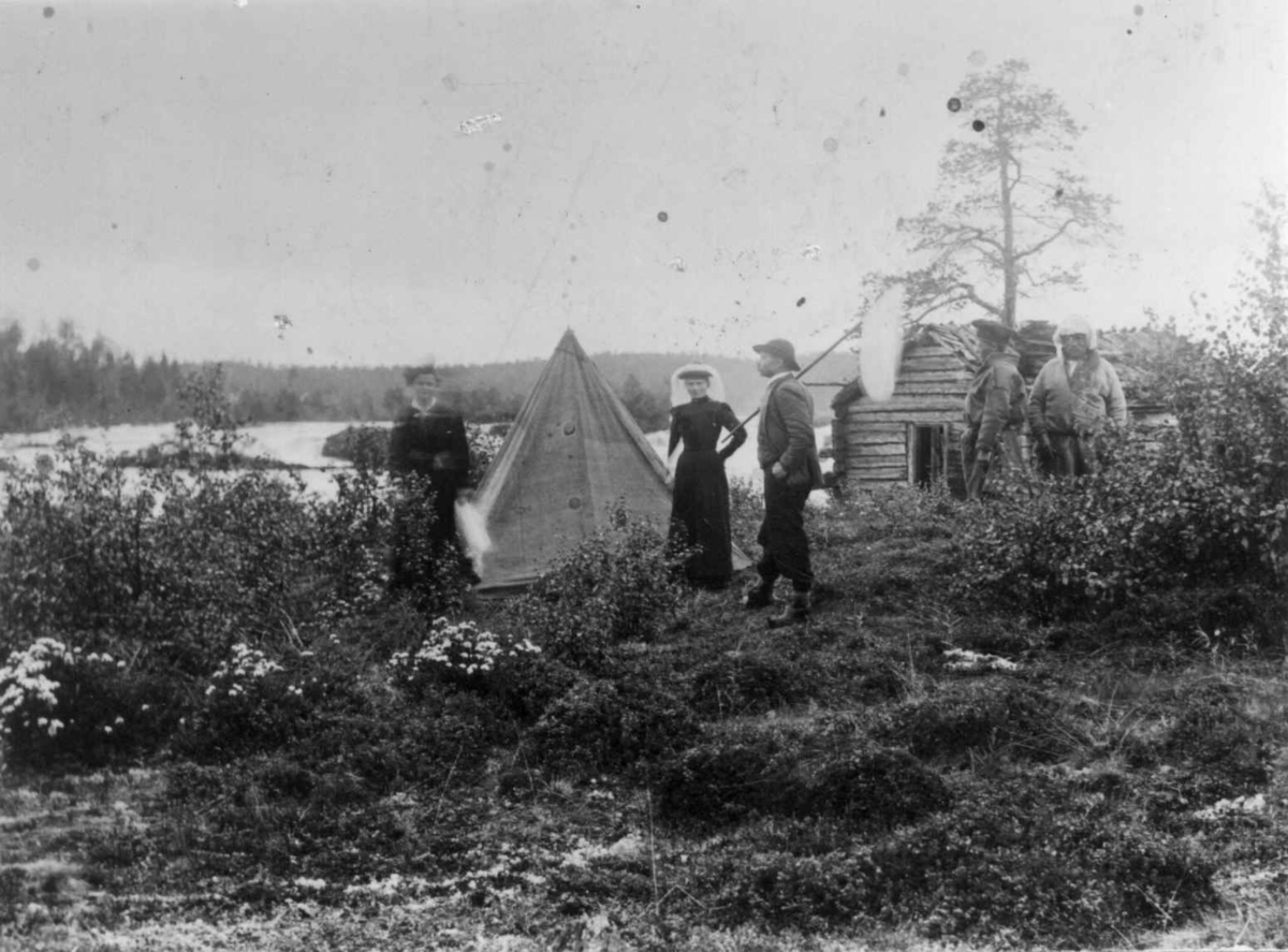 Ellisif Rannveig Wessel, Dr. Andreas B. Wessel hos en nybygger, Pasvikdalen, Sør-Varanger, Finnmark,1890-årene. Ved Skogfosskoien. Kvinnen med slør er Ellisif Wessel.