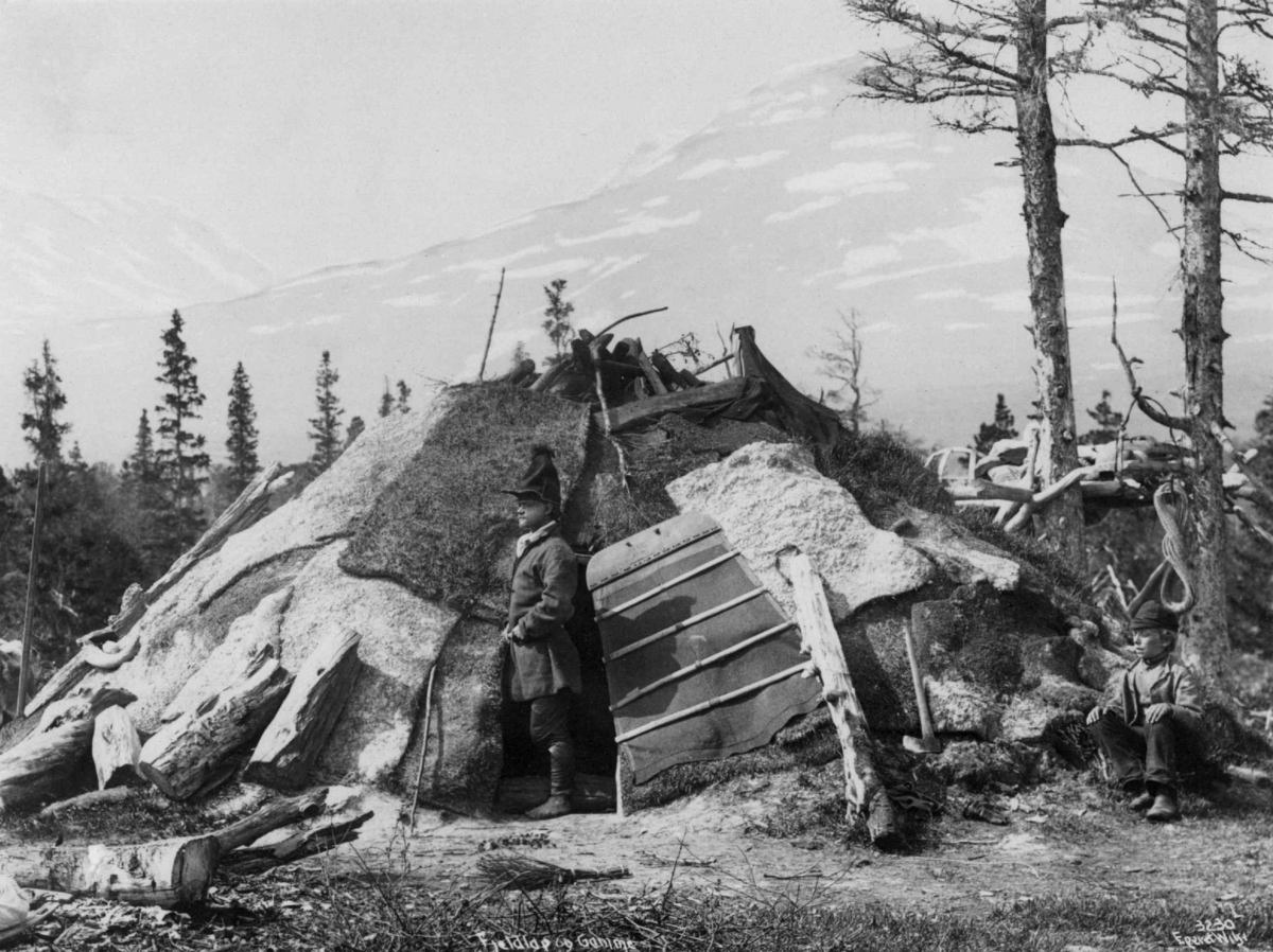 Axel Lindahl, Svensk sørsame foran en gamme. Ca. 1885-1892.