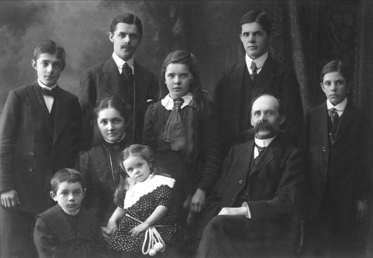 Gustav Borgen, Portrettgruppe med ni personer fotografert av Gustav Borgen i 1913, antakelig.