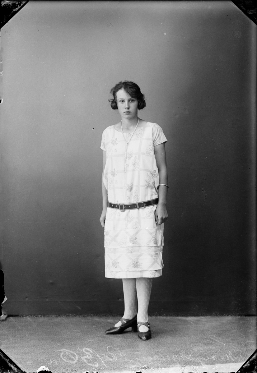 Skötsner-Edhlund, Ateljé portrait - Marry Tegelberg from Rovsätra, Valö socken, Uppland 1925
