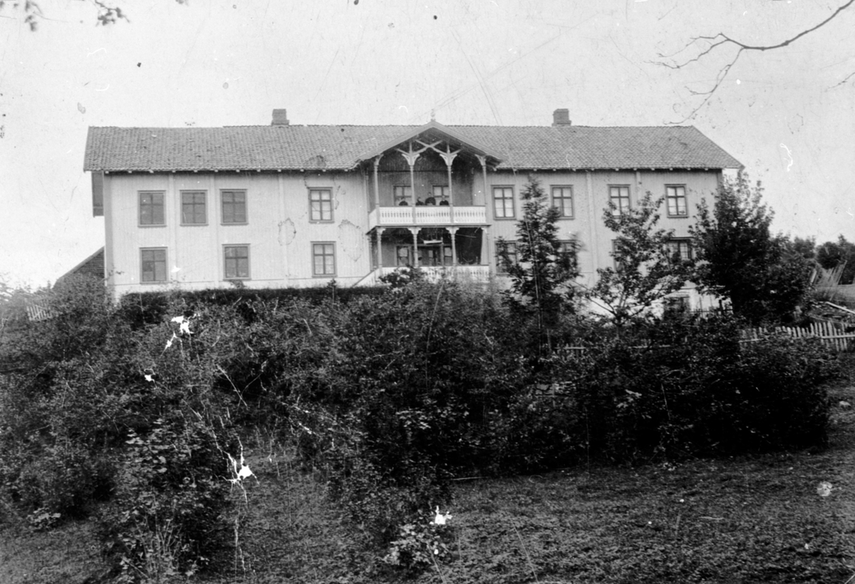 Anno Domkirkeodden, Eksteriør. Hovedbygningen på Aske nordre, Nes, Hedmark. En del av hovedbygningen oppgis å være bygd på 1600-tallet, påbygd 1808 (bygdeboka).
