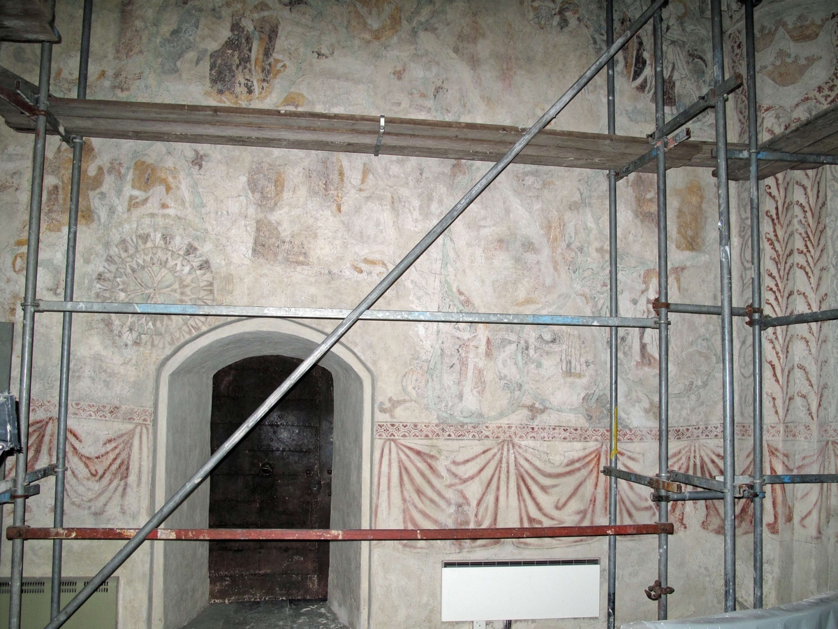Johan Dellbeck, Rasbokils kyrka, Uppland 2008. Norra korväggen, spricklagningar utförda men ännu ej retuscherade.