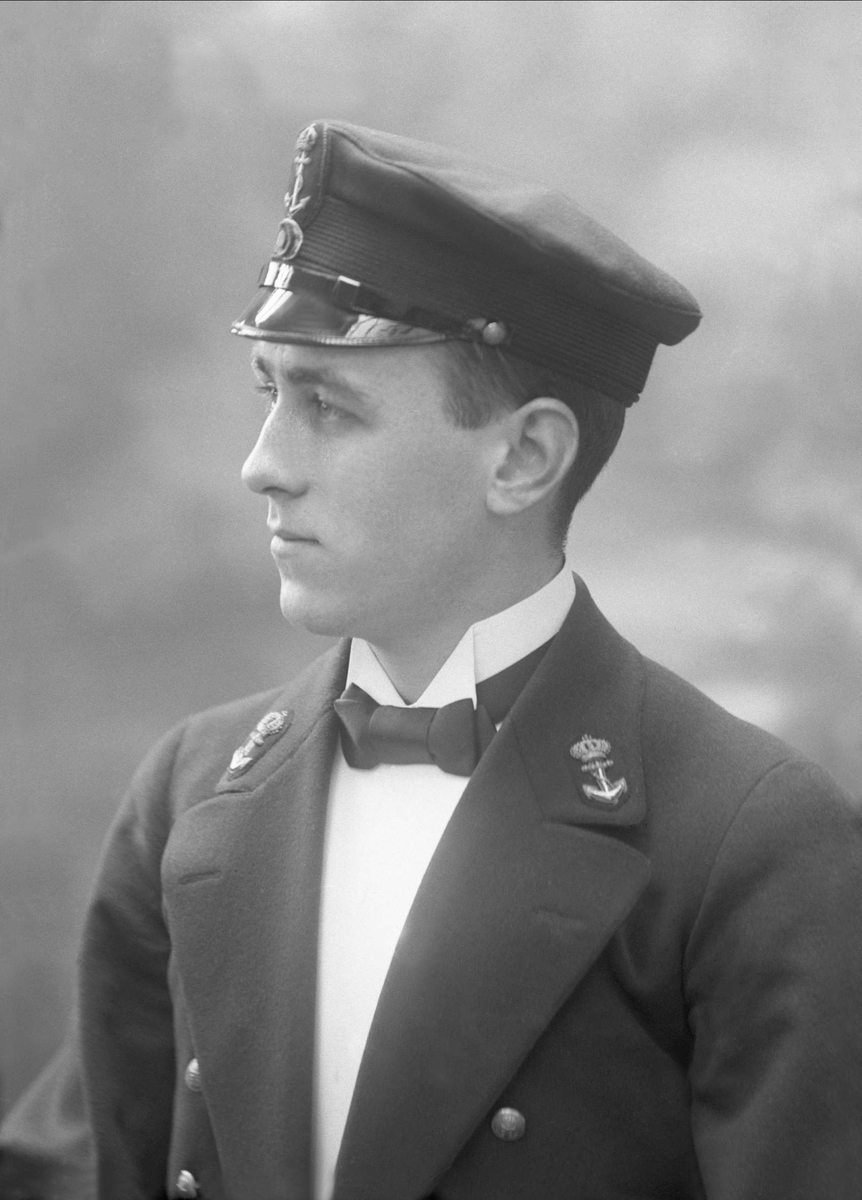 Gustav Borgen, Portrett, mann i kadettuniform.