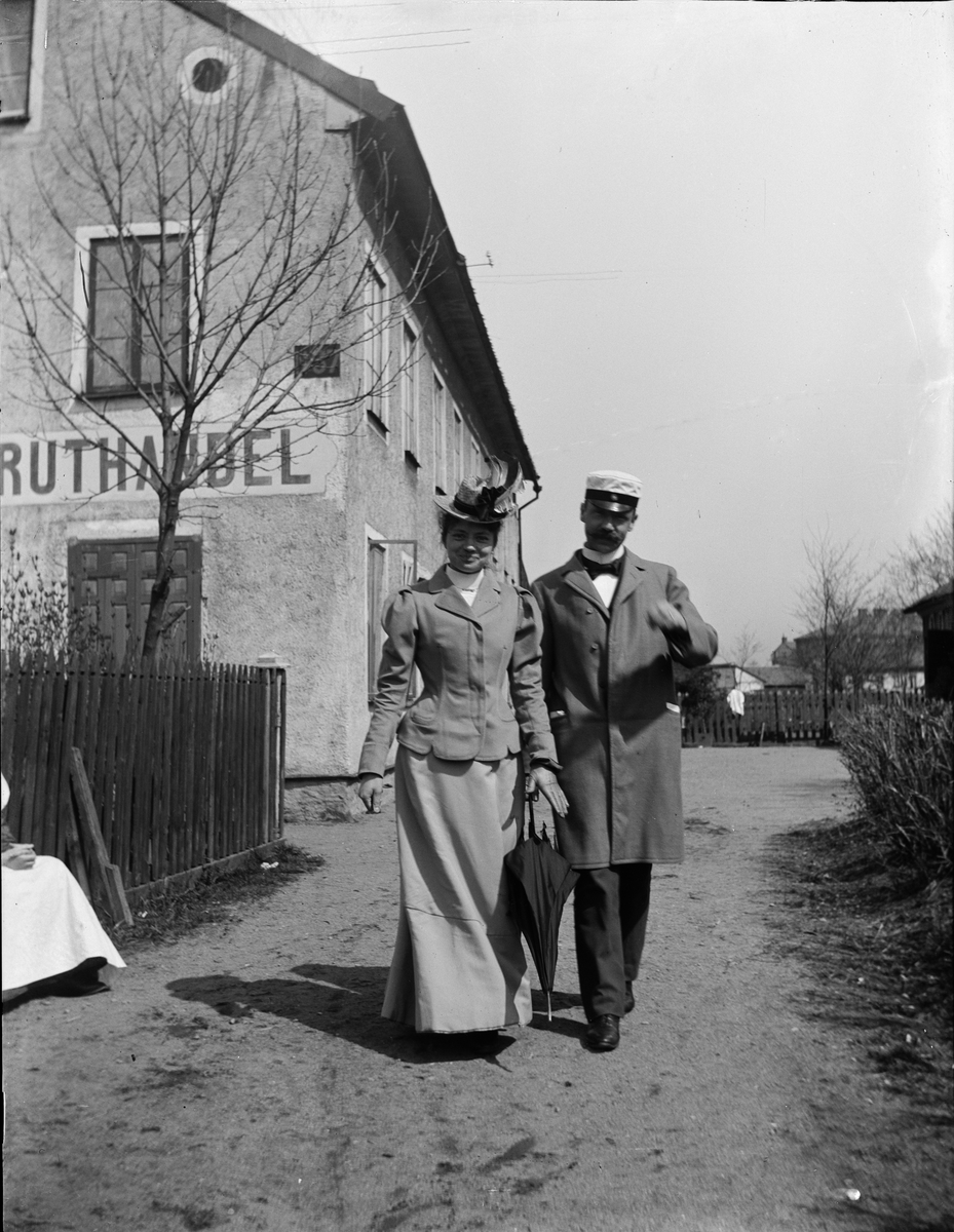 Carl Liljefors, Christiane och Ruben Liljefors, utanför Liljefors Kruthandel, kvarteret Edda, Svartbäcksgatan 37, Uppsala 1900 - 1901