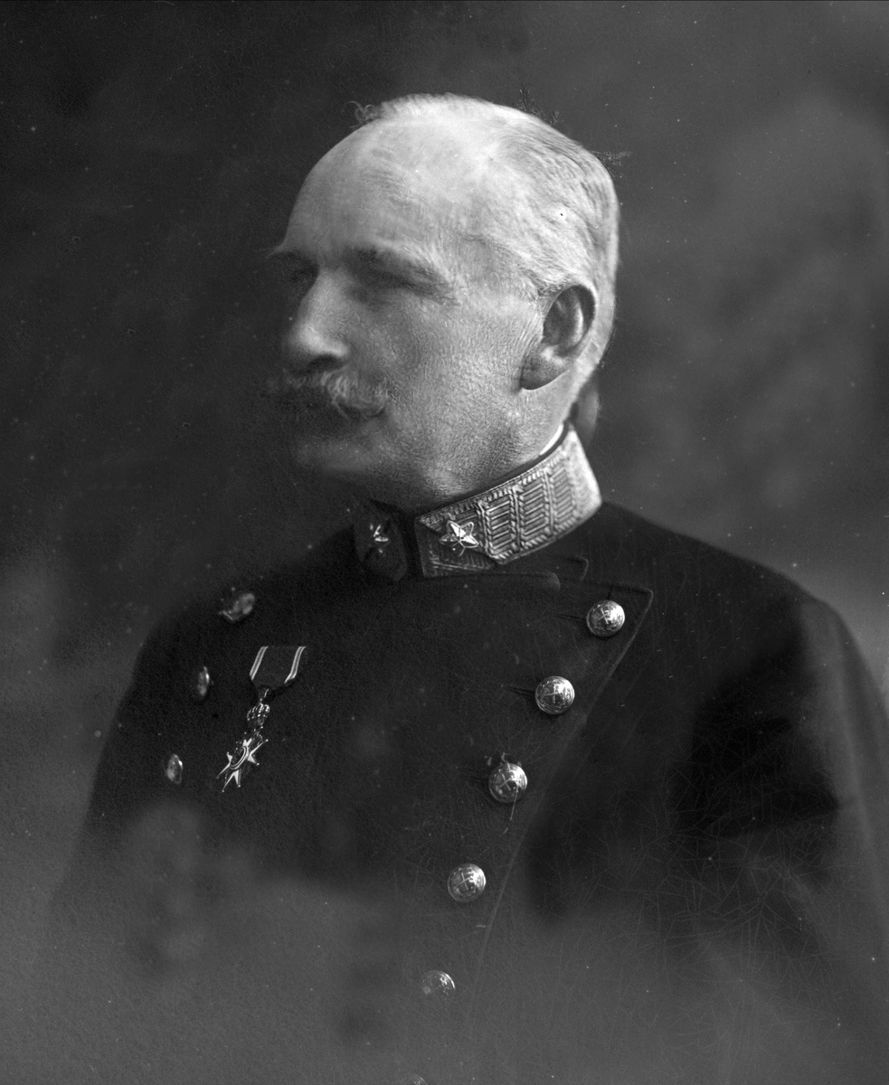 Gustav Borgen, Portrett, generalmajor Johan Lauritz Bull i uniform.