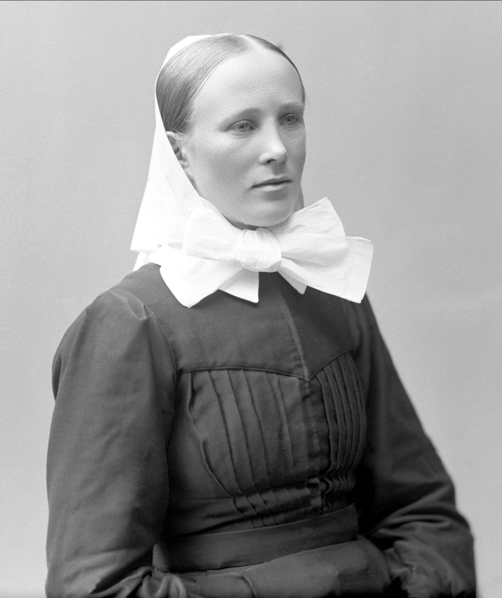 Gustav Borgen, Portrett, kvinne i sykepleieruniform. Johanne(?) Osnæs.