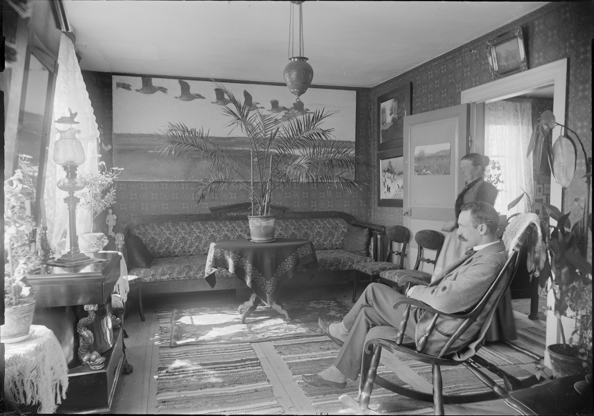 Henri Osti's Fotografiateliér, Ruben Liljefors med kvinna i hemmiljö, Svartbäcksgatan 37, Uppsala 1899