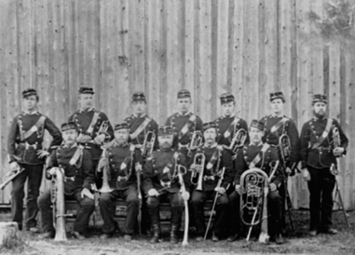 Anno Domkirkeodden, GRUPPE 12, MILITÆRMUSIKK, RINGSAKERSKE ESKADRON PÅ GARDERMOEN, MESSINGBLÅSERE, FORAN FRA VENSTRE: PETER NORDBY, TOTEN, M. SYVERSEN, TOTEN, STANDARTJUNKER J. O. LIER, HAMAR, SKOMAKER ØSTBERG, RINGSAKER OG LAURITS KIHLE, TOTEN, BAK FRA VENSTRE: LUDVIG LARSEN, NES, MARTIN NORSENG, HAMAR, HAGBART HOLLO…