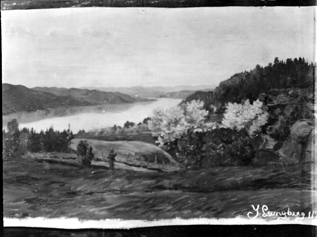 Juliane Fredrikke Langberg, Maleri med motiv fra Hurum, utsyn over landlig område med fjord i bakgrunnen. Bildet er signert "J Langberg ...", ant. malt av fotografen selv. Fotografens svoger var sokneprest i Hurum 1897-1904. Fra malerinne Juliane Fredrikke Langbergs (1856-1930) samling, tatt ca.1895-1910 med motivkrets slekt …