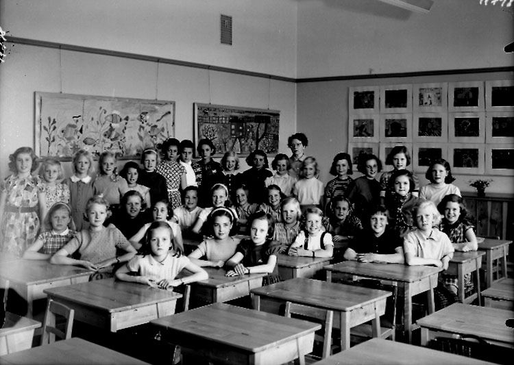 Sven Lindskog, Engelbrektsskolan, klassrumsinteriör, 35 flickor med lärarinna fru Greta Tener. Klass 4f, sal 13.