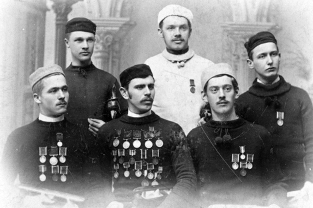 Anno Domkirkeodden, GRUPPE 6, SKØYTELØPERE. MEDALJER. FØRSTE REKKE I MIDTEN FILIP N. PETERSEN.