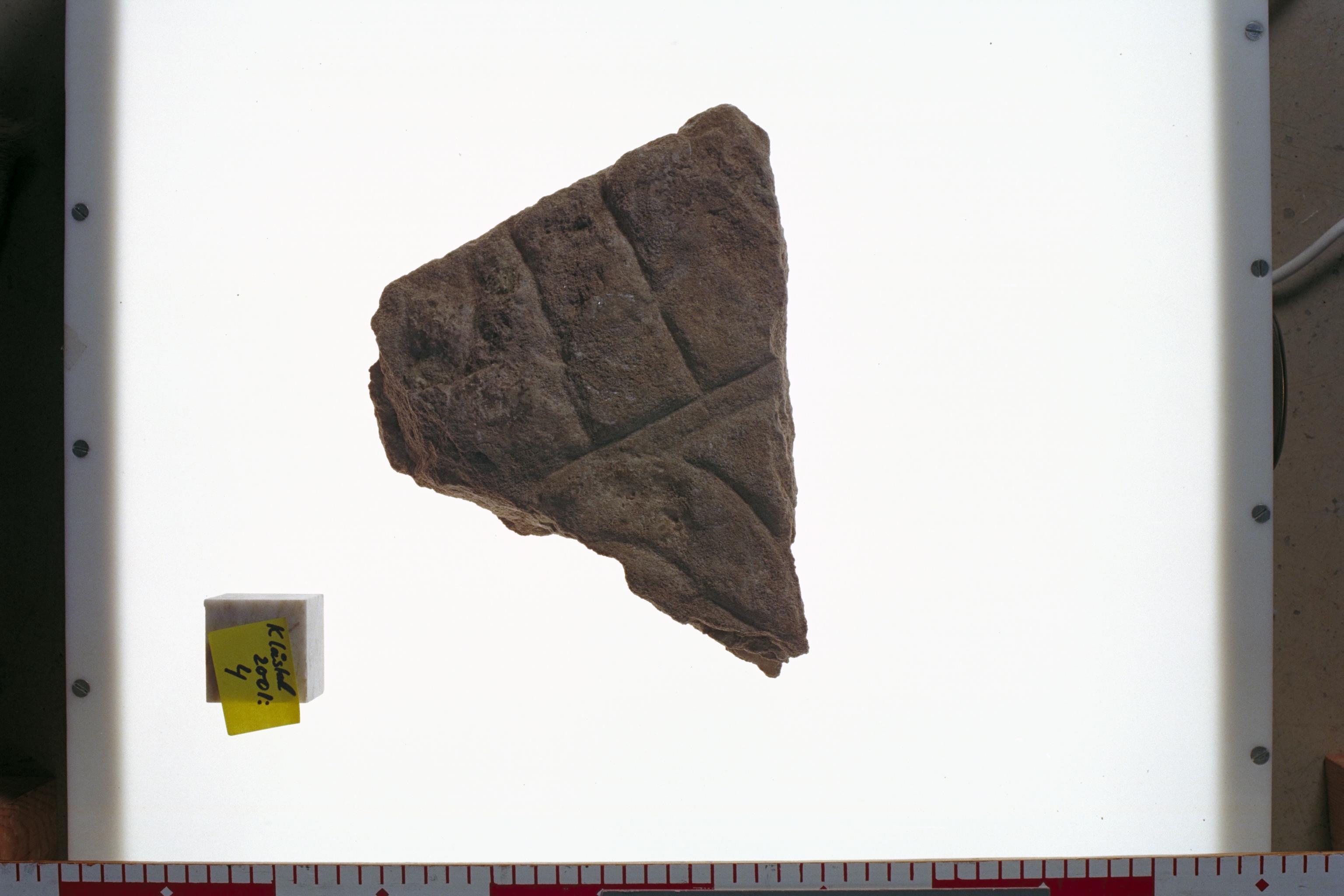 Bengt A Lundberg, ÖgNf2000 Klosterstad fragment med runor