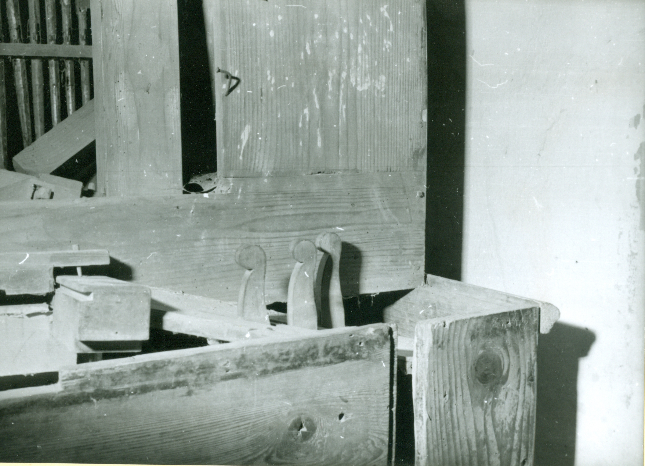 Nino Vranić, Svetojurski Vrh (Krapina) - Kapela sv. Jurja - Detalj sviraonika - ručice manubrija