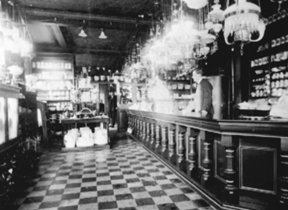 Anno Domkirkeodden, BUTIKKINTERIØR: SVARE & BERG, H. FINBERGS EFTF. LAMPER, DISK, GLASS. LARSEN & FINBERG STARTET 1892 EN FORRETNING MED SALG AV GLASS OG STENTØY, STRANDGATA 71