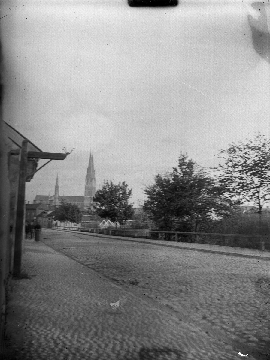 Carl Liljefors, The Blackwater Street with Uppsala Cathedral in the background, Uppsala