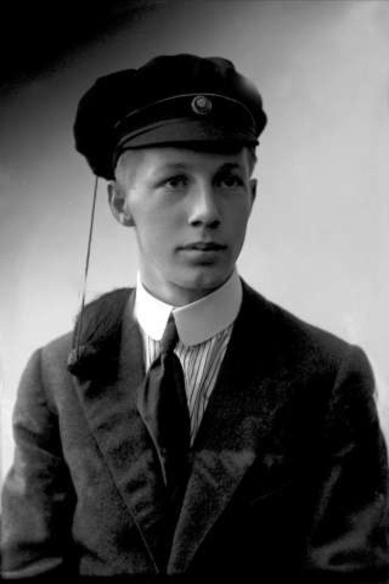 Gustav Borgen, Portrett, mann med studentlue. Student Johs Sorteberg.