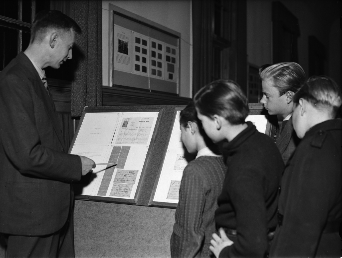 Paul Sandberg, The exhibition commissioner Sigurd Tullberg shows a stamp exhibition for “some greedy youth,” The castle source