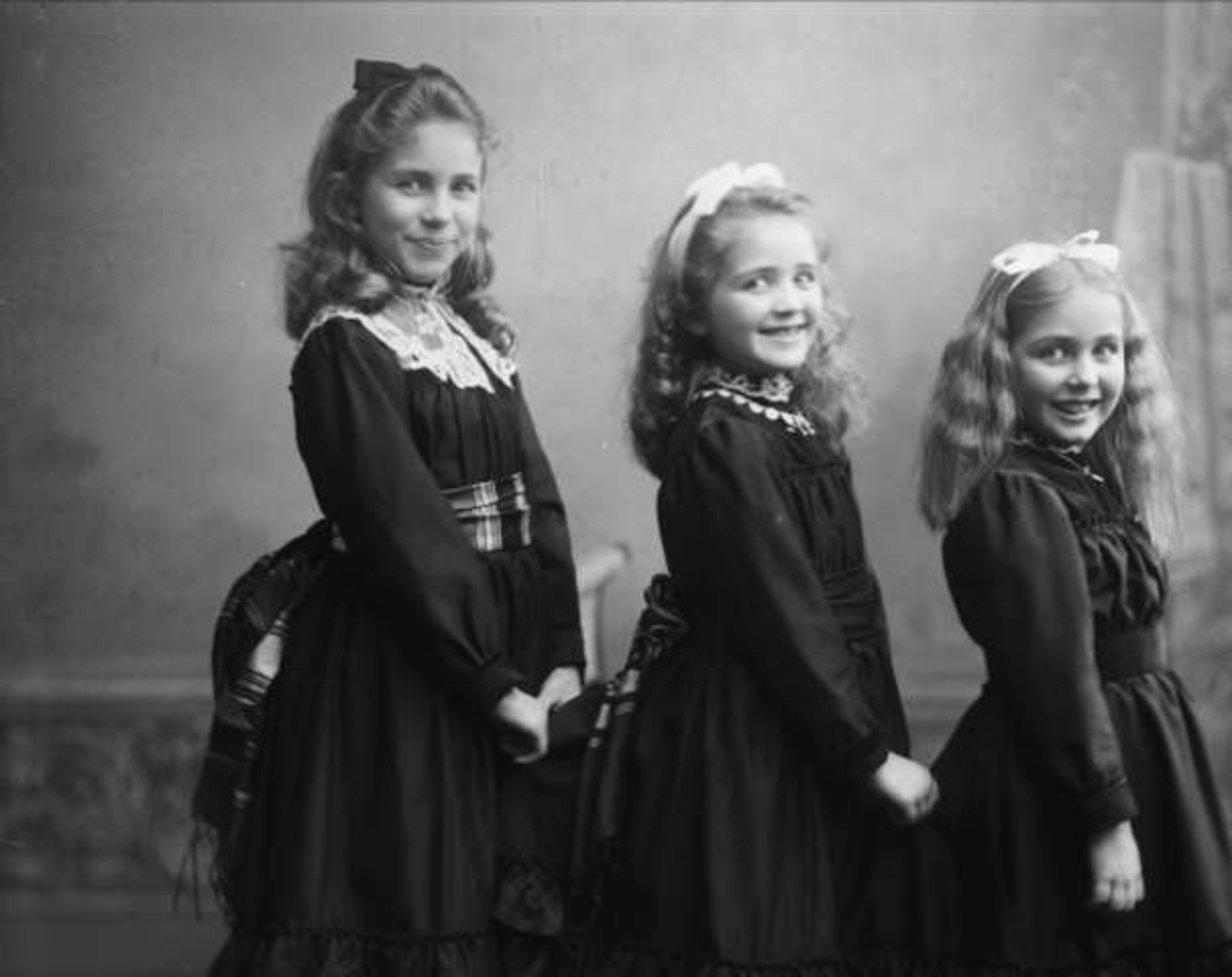 Gustav Borgen, Gruppeportrett av døtrene til godseier Haaken Larpent Mathiesen på Eidsvold verk. Marthine, Eva og Erica.