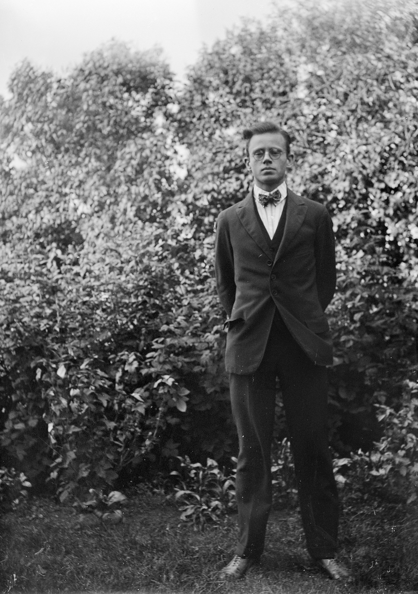 Okänd,, Likely Alf Liljefors stands out in front of bushes, probably in Sweden