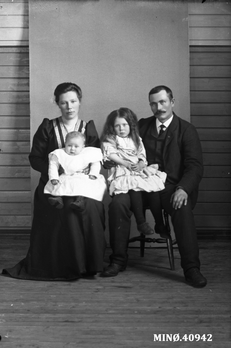 Oscar Holte, Portrett av familie. Ukjent.
