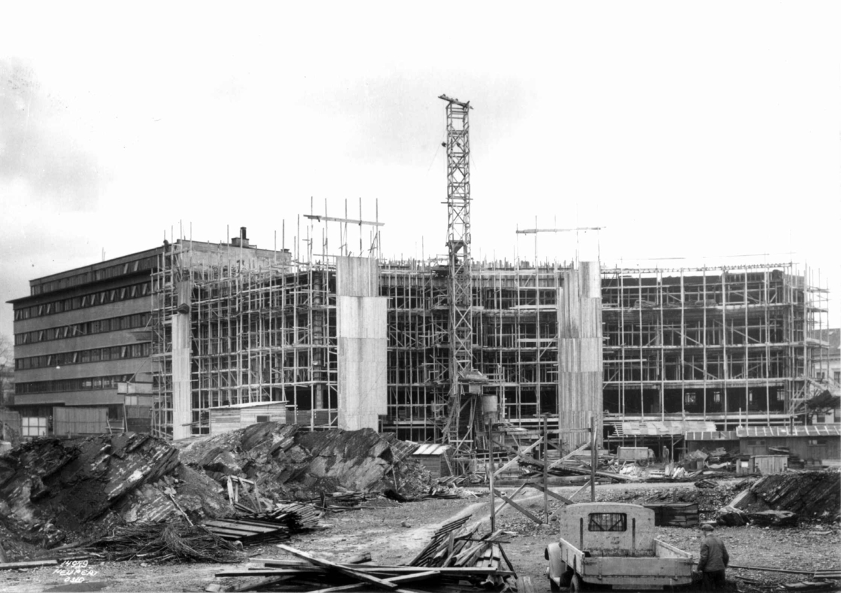 Hermann Christian Neupert, Cirkelplassen, Oslo 1936-1937. Bygningsarbeider.