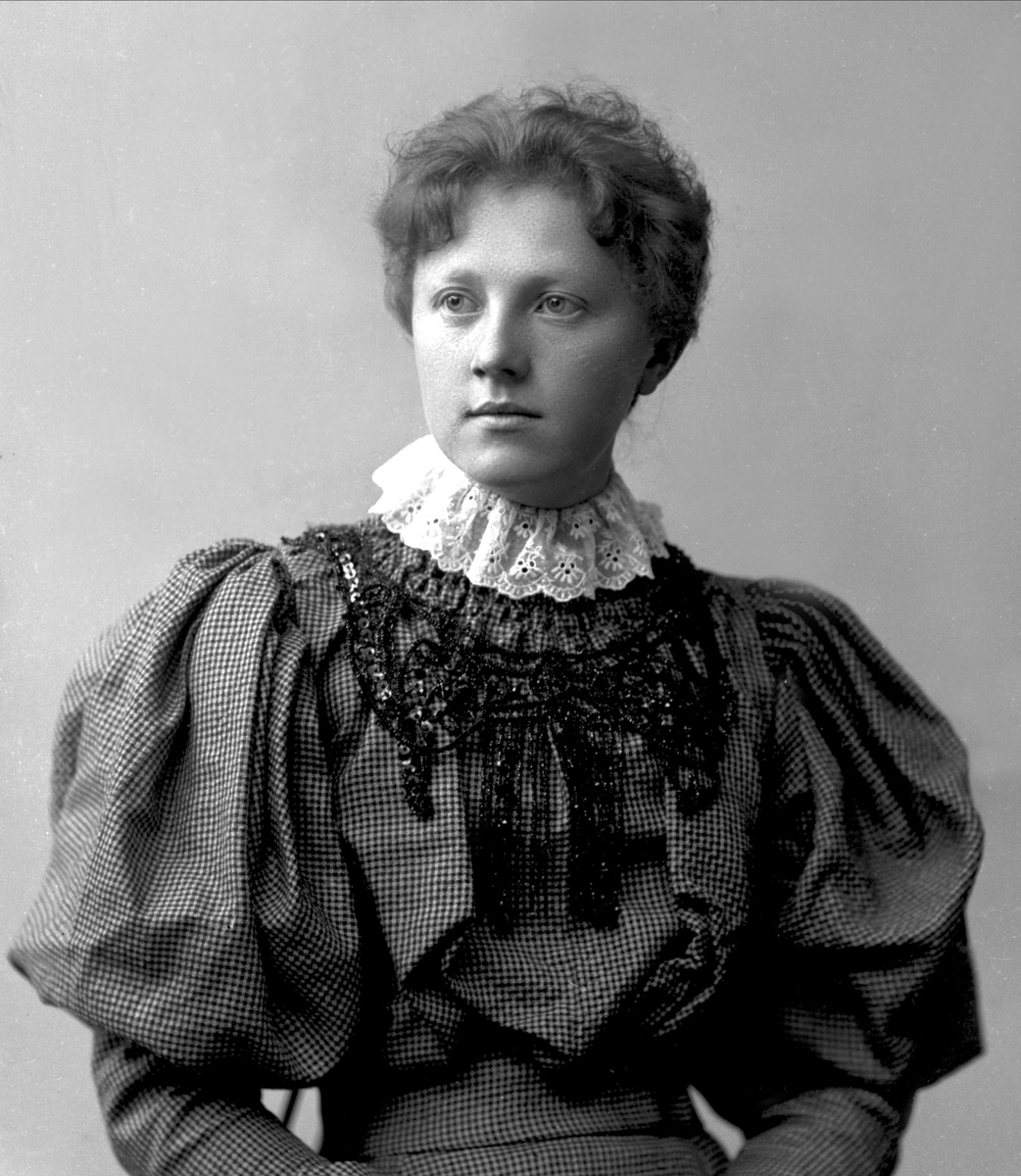 Gustav Borgen, Portrett, kvinne i rutete drakt. Kristine Saastad.