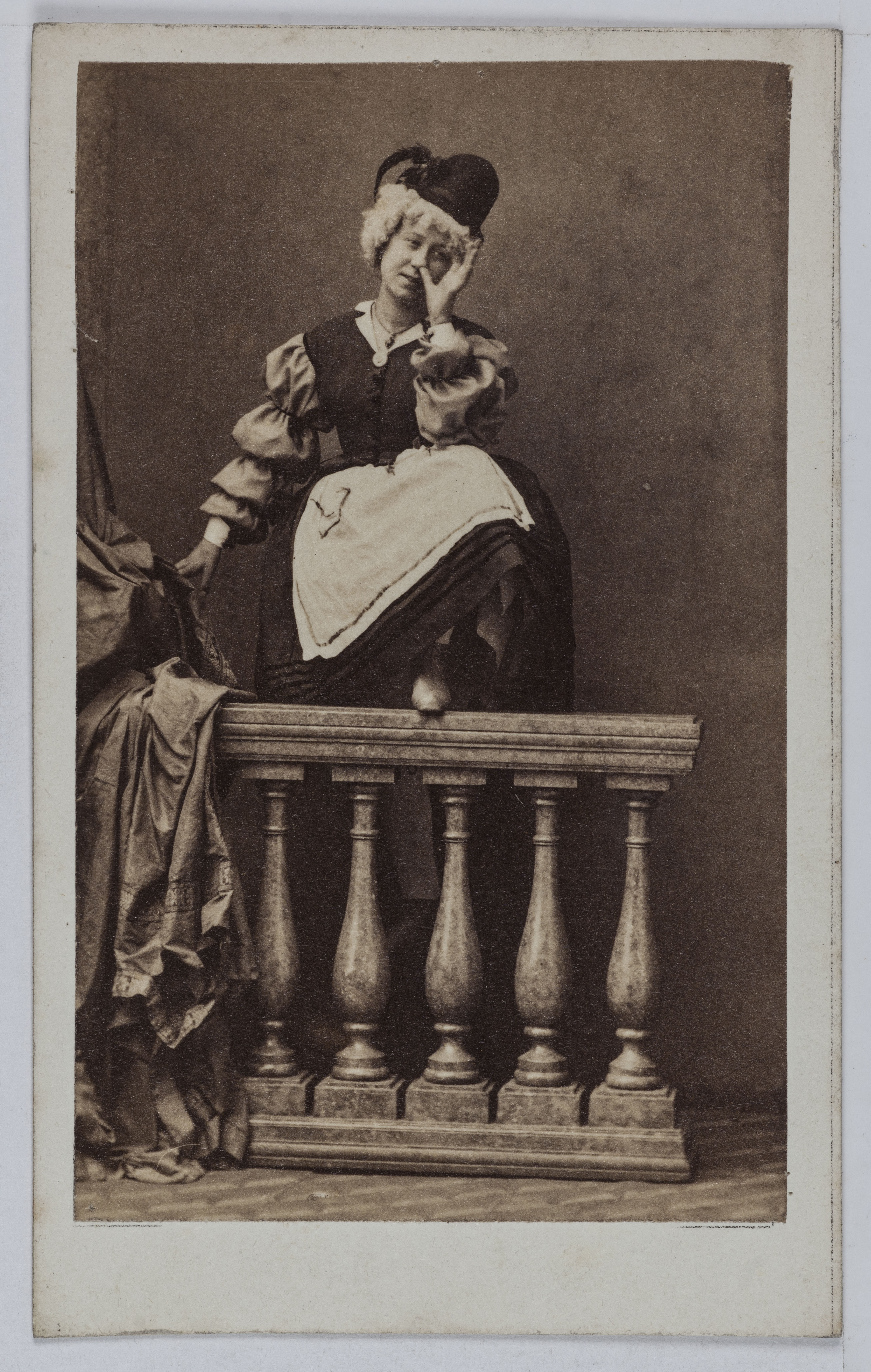 Disderi & Cie, Portrait de Marguerite Badel, dite Rigolboche, danseuse excentrique au Théâtre des Délassements Comiques entre 1855 et 1860.