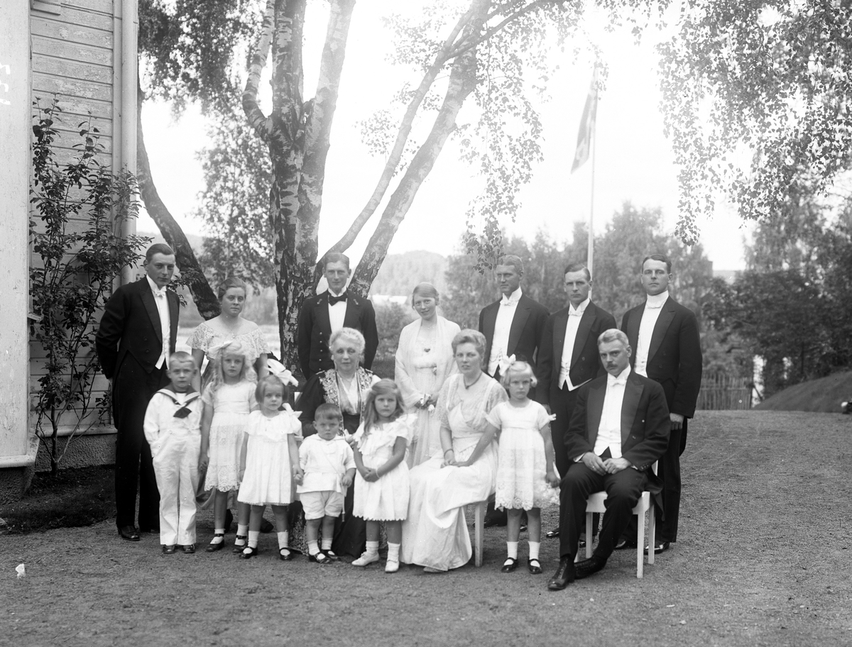 Gustav Borgen, Gruppeportrett, familieoppstilling ute i hagen. Skipsrederfamilie, menn i kjole og hvit, damer i lyse sommerkjoler.