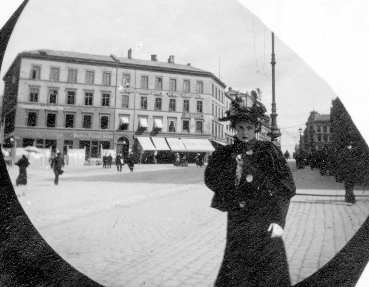 Fredrik Carl Mülertz Størmer, Frk. Raghild Welhaven spaserer langs Karl Johans gate, Oslo.