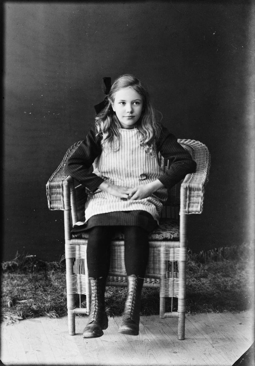 Skötsner-Edhlund, Ateljéporträtt - Tyra Edhlund, Östhammar, Uppland