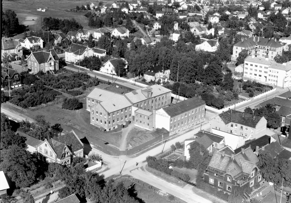Widerøes Flyveselskap A/S, FLYFOTO OVER NORRØNA SKOFABRIKK, ØSTREGATE/SVERDRUPSGATE/FALSENSGATE.