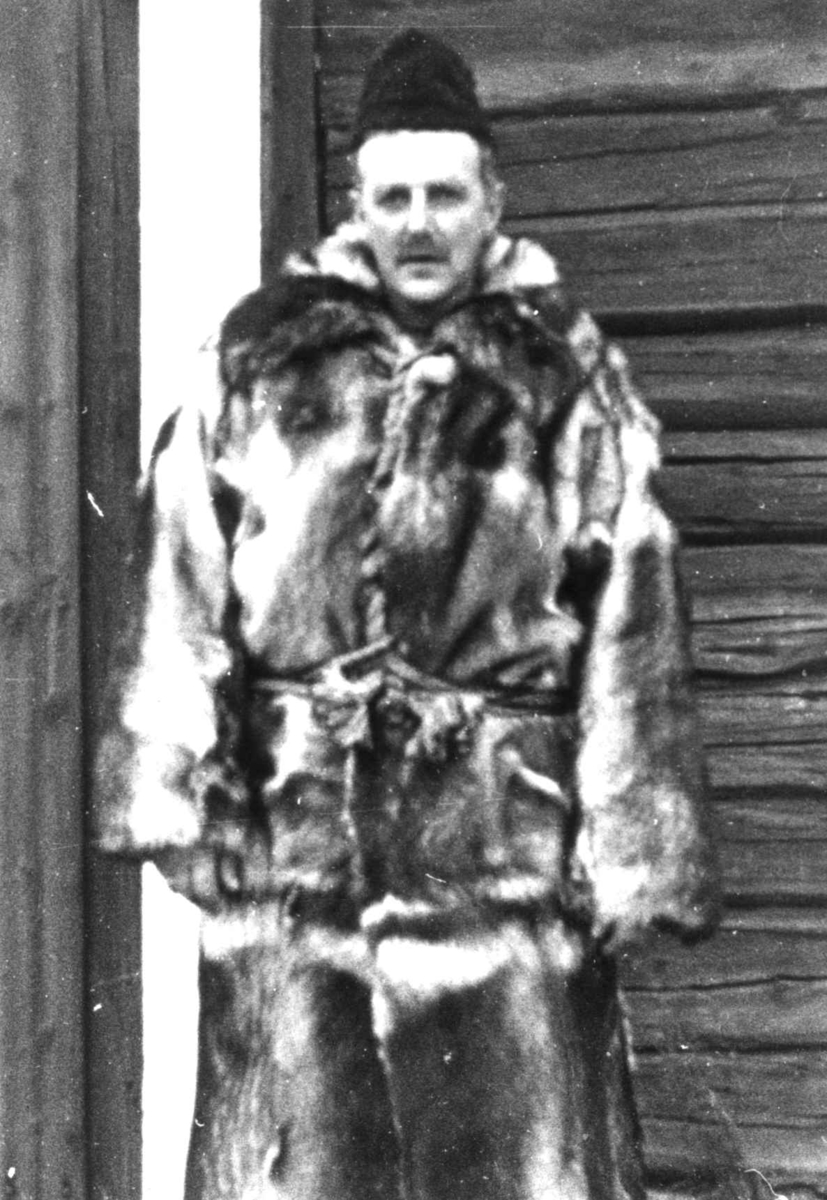 Anna Grostøl, Portrett av en mann i kjørepels. Røros, Sør-Trøndelag 1938.