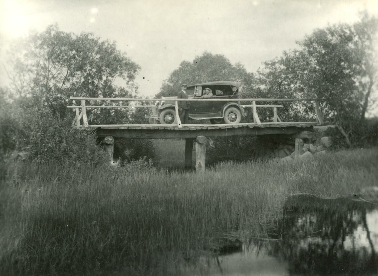 Nežinomas fotografas, Biržų apskrities valdybos automobilis ant laikino tilto prie Bajoriškių, Krinčino apylinkėse