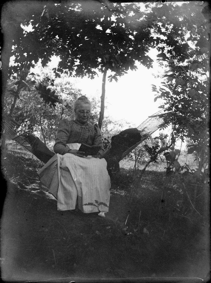 Carl Liljefors, Carolina Widerbäck in the hammock, Svartbäck Street 35, the neighbourhood Edda, Svartbä, Uppsala 1920s