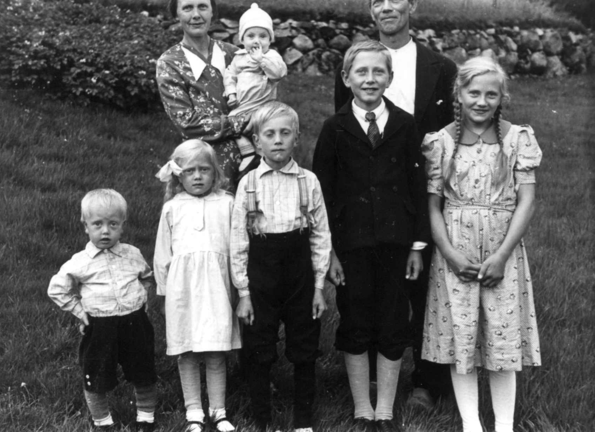 Anna Grostøl, Portrett av Sigmund Rudlendes sønn med familie. Eiken 1941.