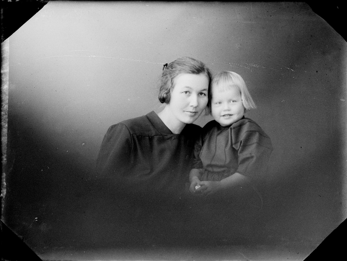 Skötsner-Edhlund, Amalia Söderlund with children from Gräsö, Uppland 1923