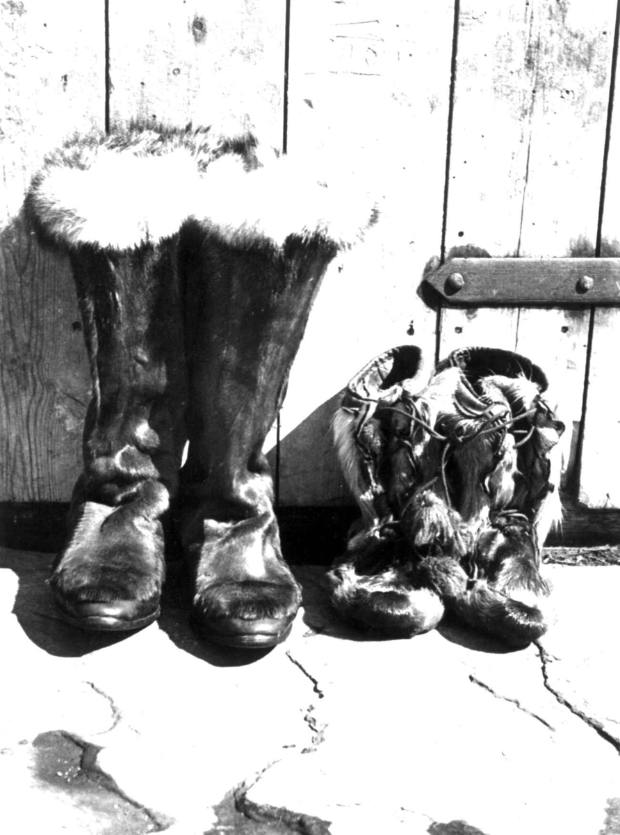 Anna Grostøl, To par finnsko av skinn. Brekken, Røros, Sør-Trøndelag 1938.
