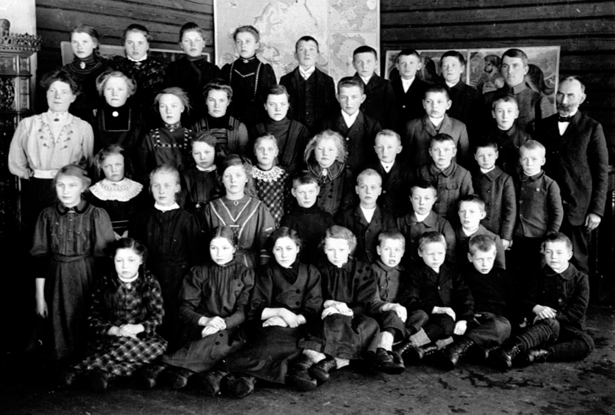 Anno Domkirkeodden, Elever og lærere ved Gålås skole, Furnes, Ringsaker. Marthe Herseth var lærerinne.