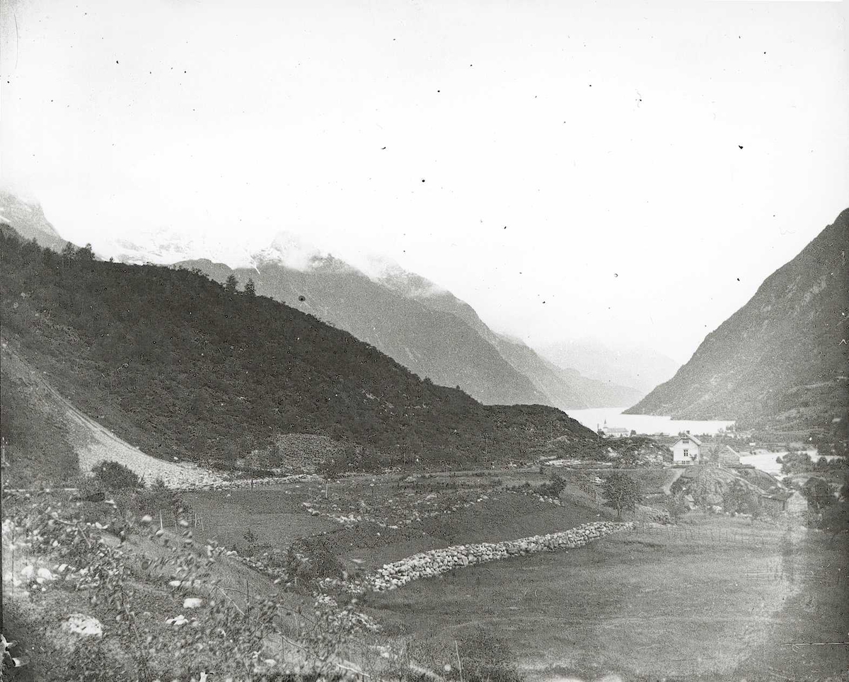 Tom Kent, Bilde tatt nedover dalen mot Odda kirke og fjorden.